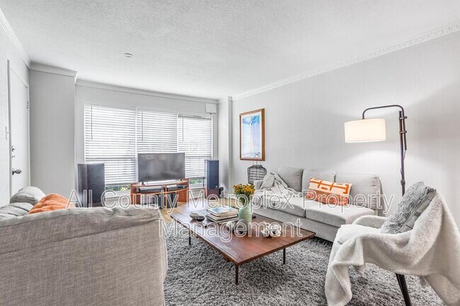 Building Photo - 7924 Royal Ln