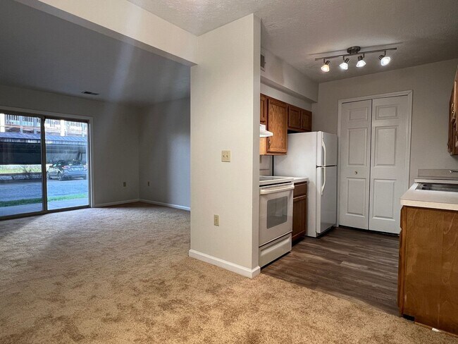 Building Photo - Downtown 2-Bdr 2-Bth Condo - First Floor -...