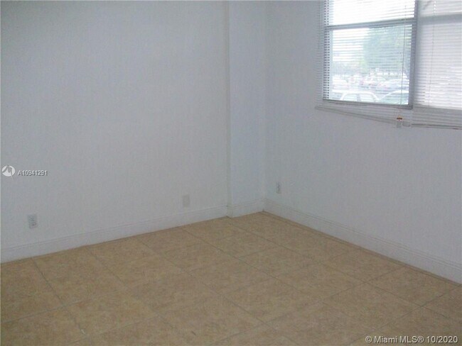 Building Photo - 115 Royal Park Dr