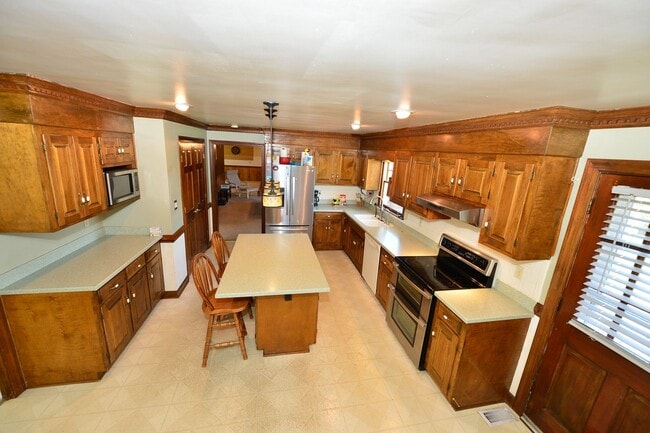 Building Photo - Custom Built brick Manor close to airport ...