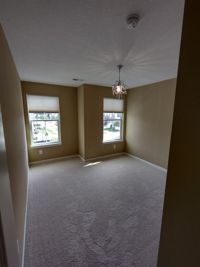 Building Photo - 7916 Avaleen Cir