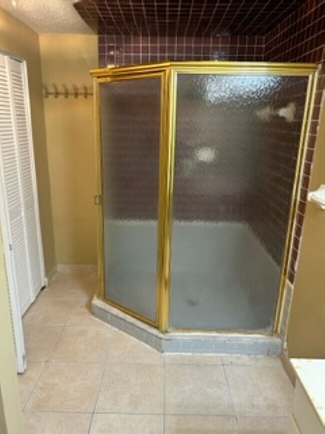 Building Photo - Beautiful 3 bedroom, 2 bath pool home in a lovely community.