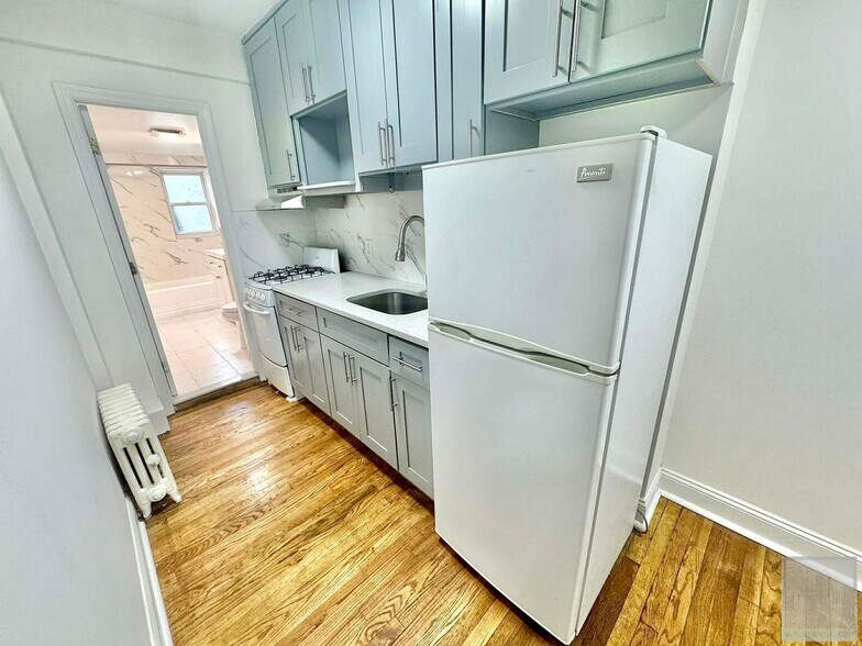 Building Photo - 32 STREET