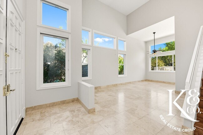 Building Photo - Magnificent 5 Bedroom Home in Desirable Oa...