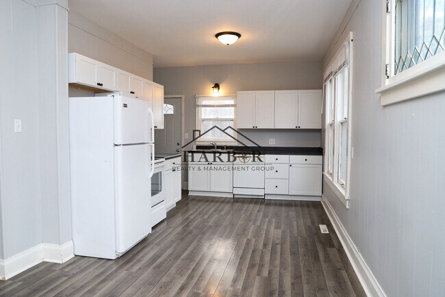 Building Photo - 11th Avenue NE Duplex