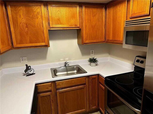 Building Photo - 105 S Riverside Dr