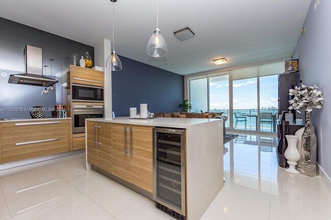 Building Photo - 2020 N Bayshore Dr