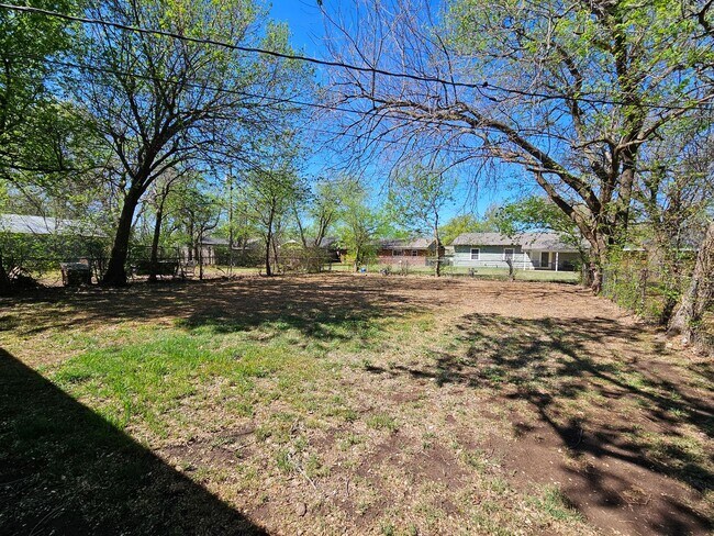 Building Photo - (3) Bed/(1) Bath in Core Norman Avail NOW!