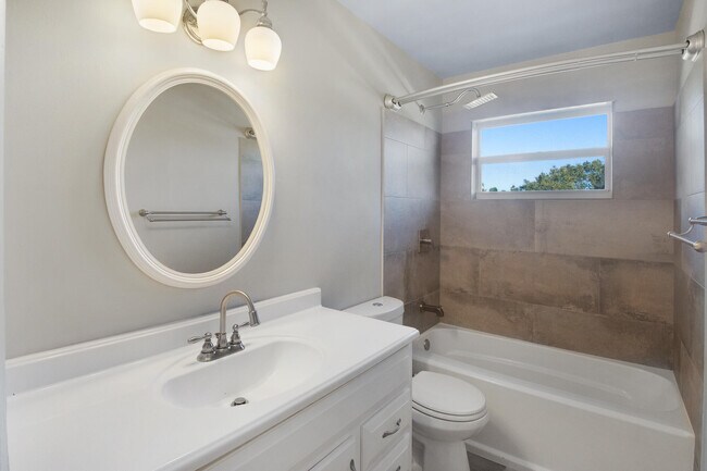 Building Photo - 2591 NE 55th Ct