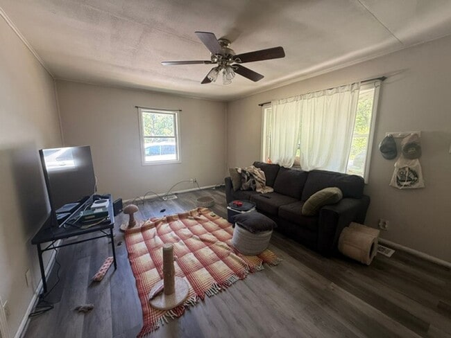 Building Photo - Inviting 2 Bed, 1 Bath Home in Peaceful Urbana Neighborhood