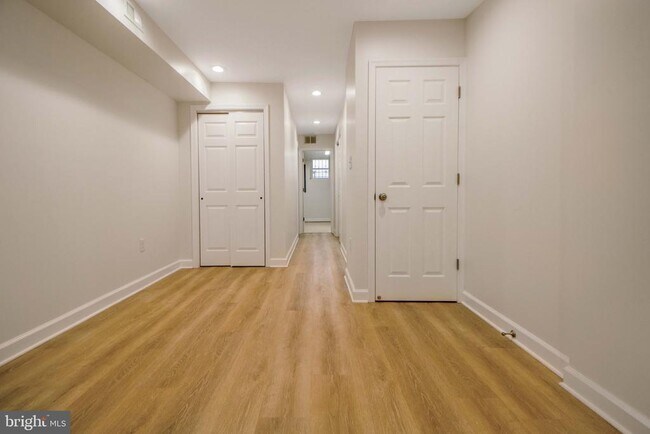 Building Photo - 333 S Conkling St
