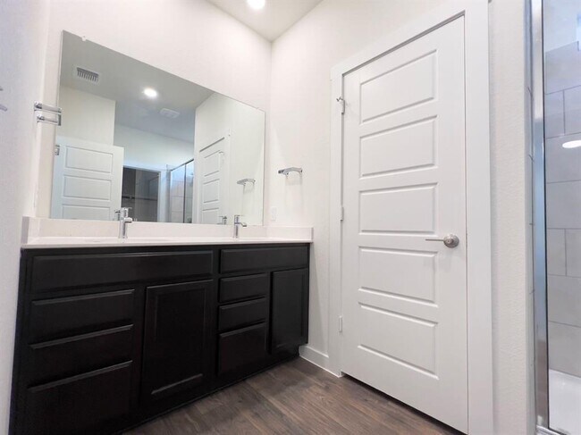 Building Photo - 2900 Egan Dr