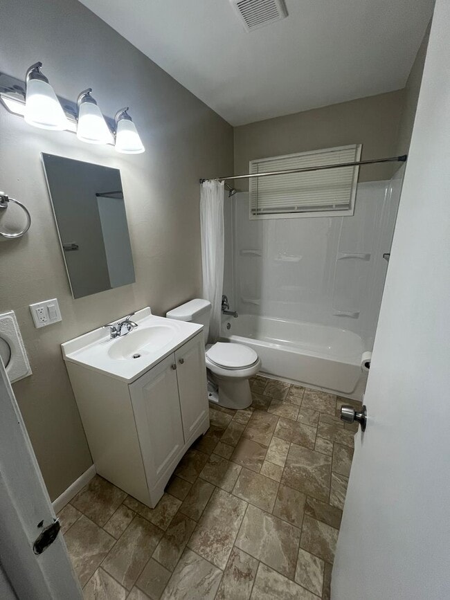 Building Photo - Updated, 2 Bedroom Ranch with Full Basement