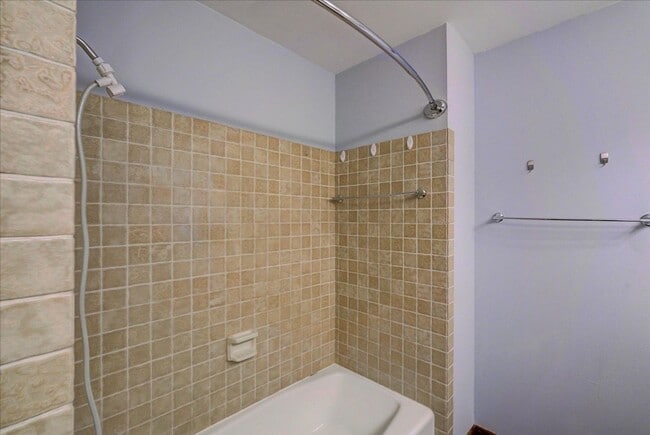 Building Photo - Parkwood Hills – Spacious 4 Bedroom, 3 Bat...