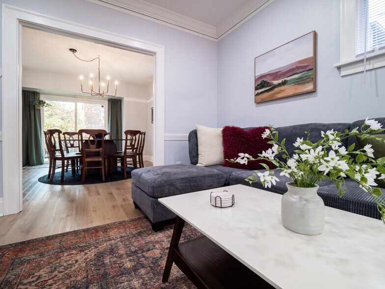 Building Photo - 2010 Chesterland Ave