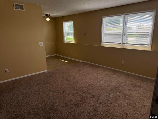 Building Photo - 415 W Cedar Ln Dr