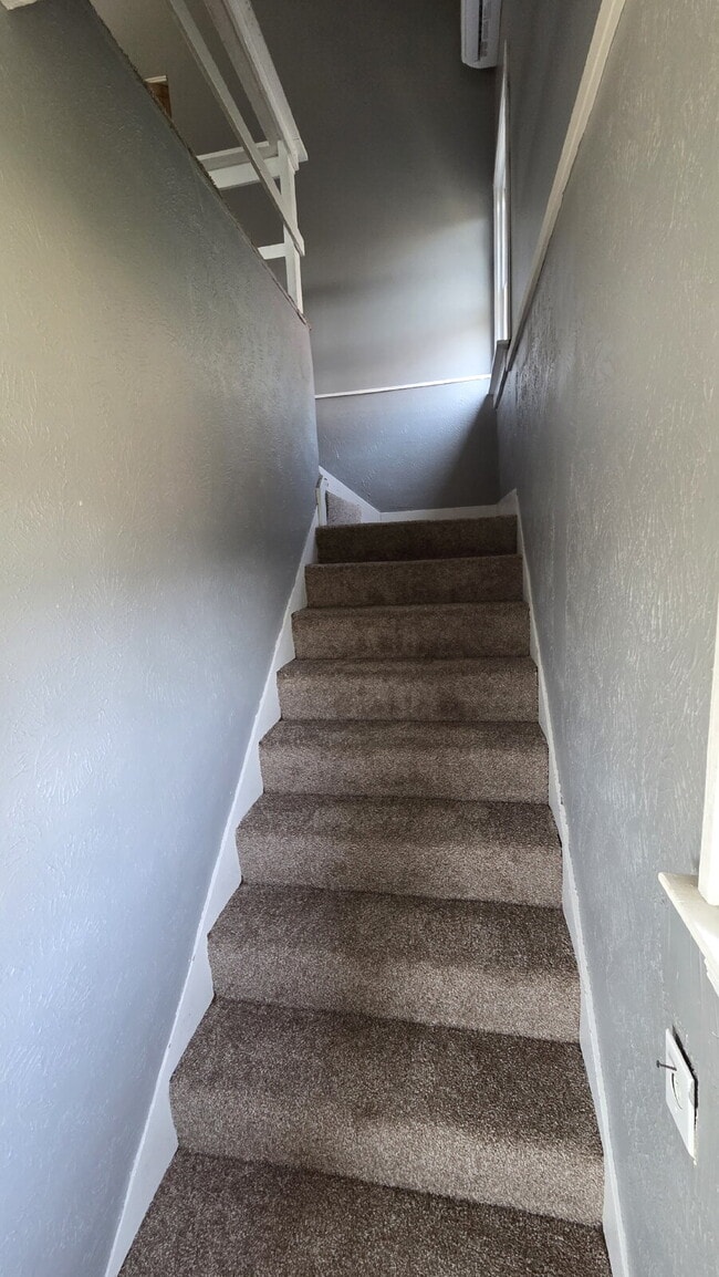 Building Photo - Flexible Layout - Upstairs Space Includes Air Conditioning!