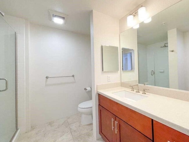 Building Photo - Pet Friendly 2-Bedroom Condo with Central ...