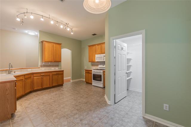 Building Photo - 7801 Quiet Waters Dr