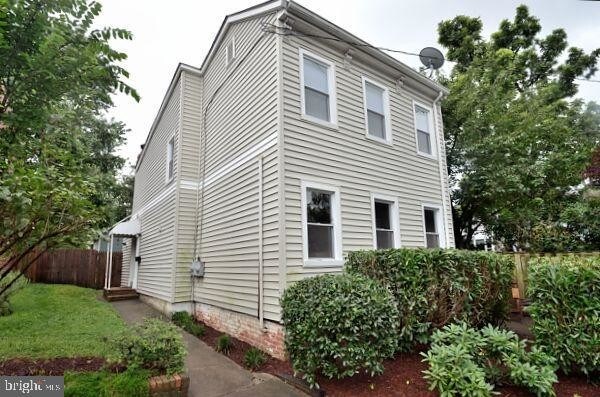 Building Photo - 207 E Nelson Ave