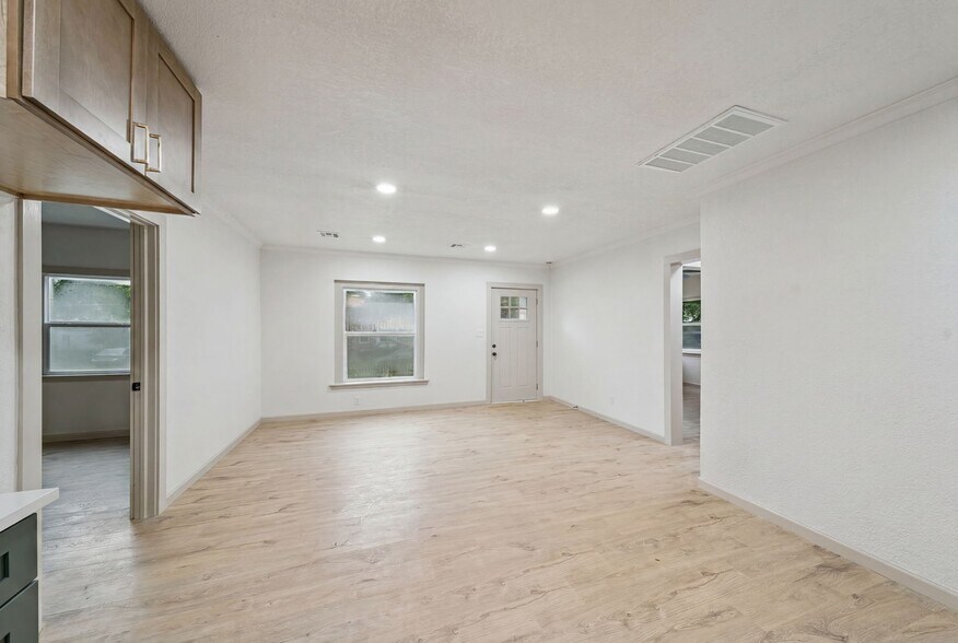 Building Photo - 848 N Gary Pl