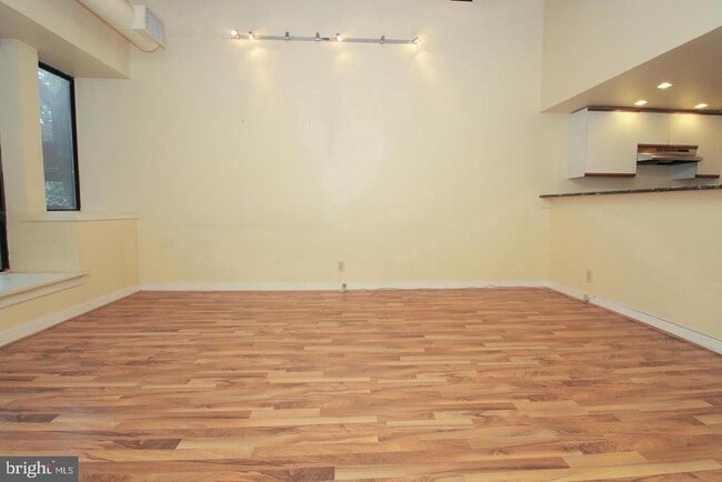 Building Photo - 301 Race St