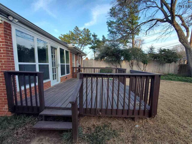 Building Photo - 2409 Martin St