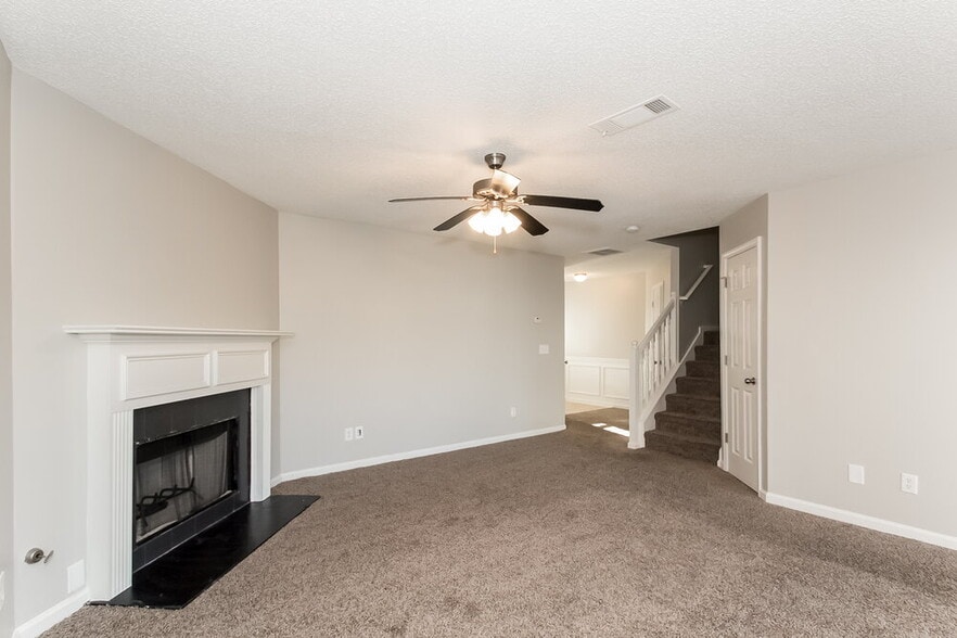 Building Photo - 1883 Roble Dr