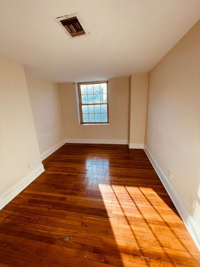 Building Photo - ONE BEDROOM RITTENHOUSE APARTMENT - FREE W...