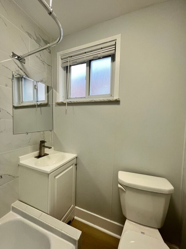 Building Photo - Remodeled 3bd/1 House with Rear yard!! SEC...