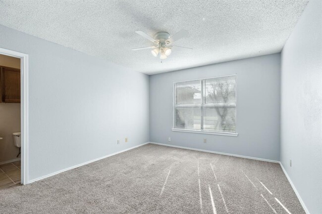 Building Photo - 6002 Parkwood Dr