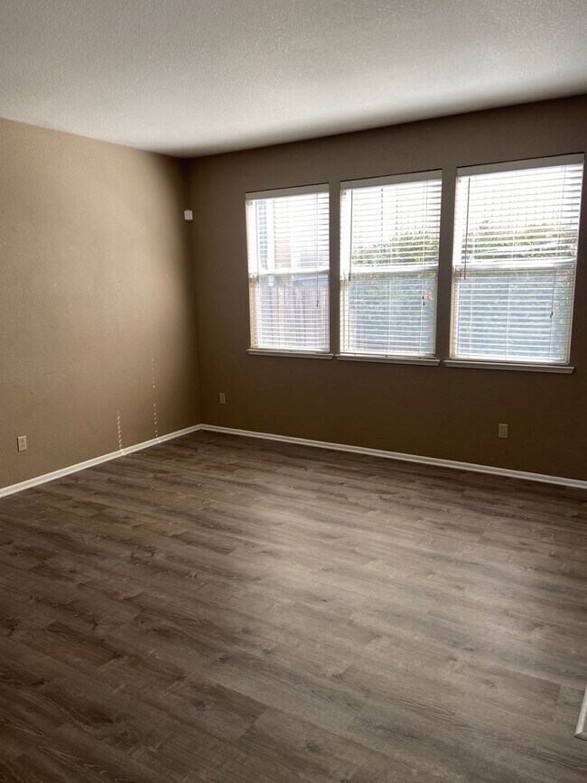 Building Photo - 2 Bdrm, 2 bath home in Laguna - Elk Grove