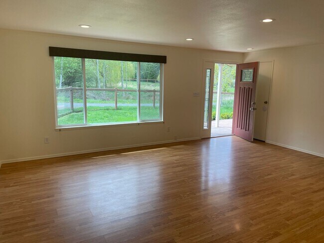 Building Photo - Private Langley Home Only Minutes From Downtown!