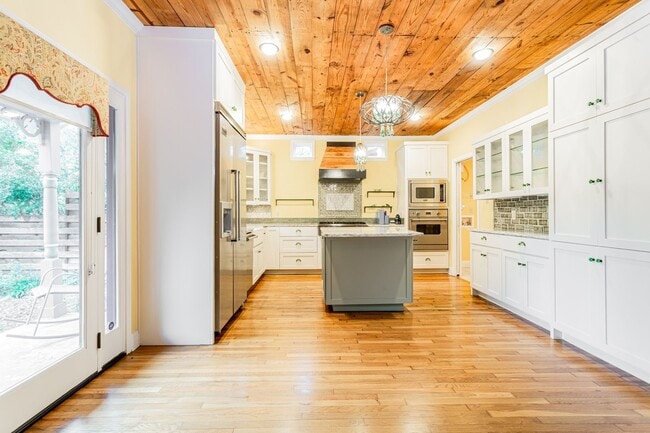 Building Photo - Charming 3 Bed / 2.5 Bath Two-Story Home!