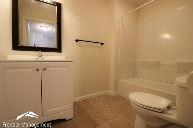 Building Photo - Recently Remodeled 3 Bedroom Farm Style Home!