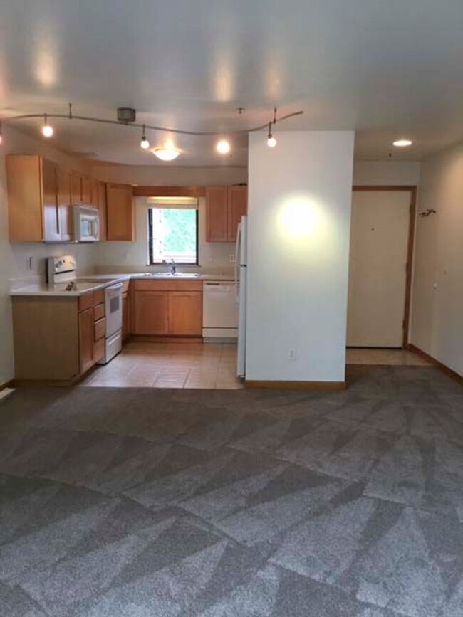 Building Photo - Newly Renovated condo with Stunning River ...