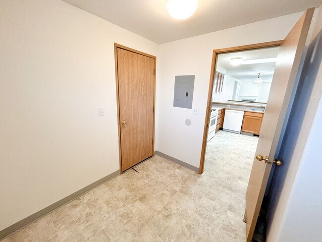 Building Photo - 5548 - 5550