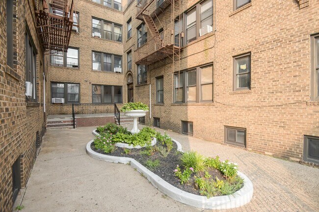 Building Photo - 148 37th St