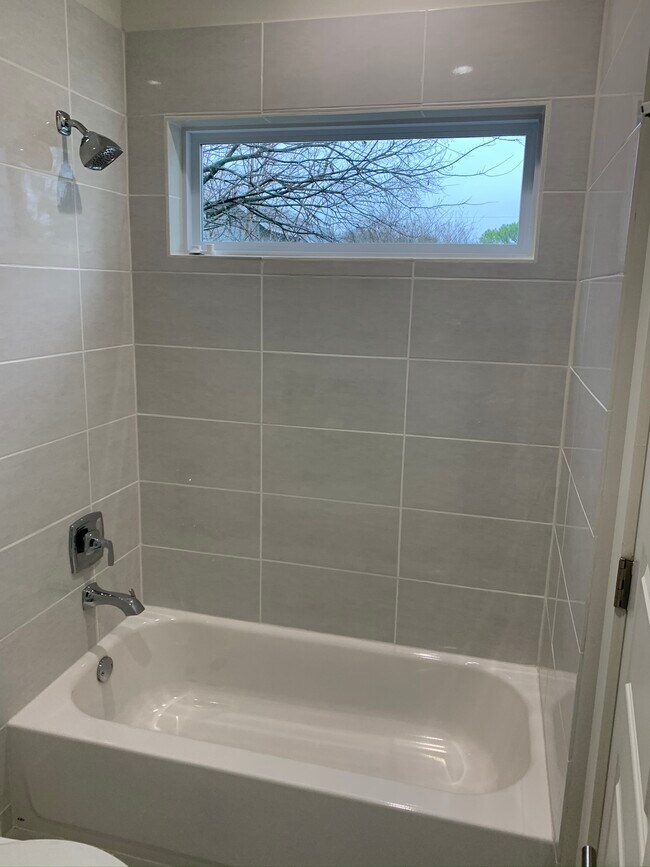 Second bathroom (with bathtub) - 1003 Linden St