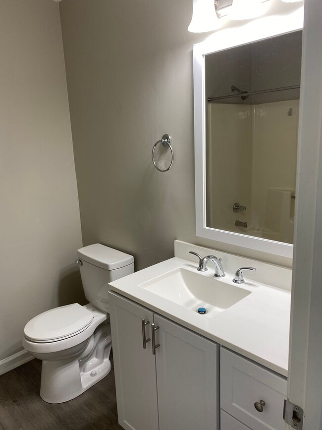 Building Photo - NEWLY RENOVATED 2BR TOWNHOME NEAR KSU!! GR...