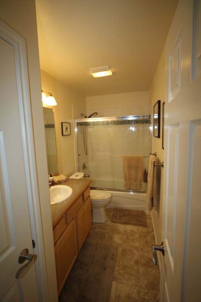 Building Photo - Lovely 4-Bedroom, 2.5-Bathroom Fully Furni...