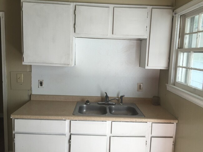 Building Photo - **AVAILABLE NOW**Near Ft. Benning/Columbus, GA 3 Bedroom / 1 Bathroom Home for Rent***