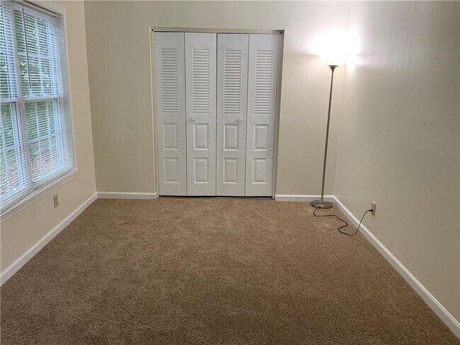 Building Photo - 4167 Oak Ferry Dr NE