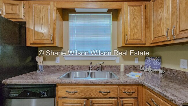 Building Photo - Cozy 2 Bedroom 1-1/2 Bath Duplex in Rossville.  Come View today!!