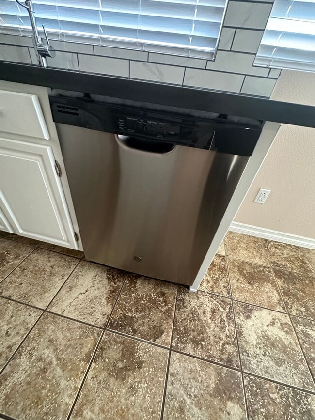 Building Photo - Darling one story home