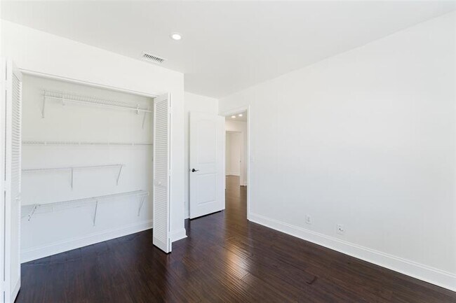 Building Photo - 10646 Lake Oak Way