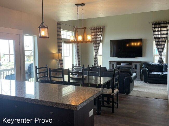 Building Photo - 4 br, 3.5 bath House - 876 s Aspen Loop