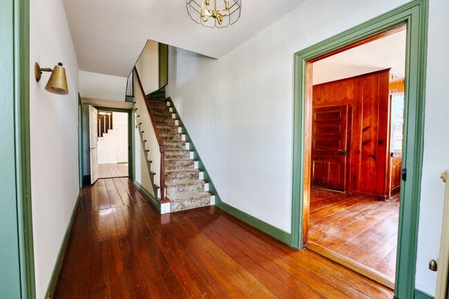 Building Photo - Beautiful 4 Bedroom Farm House