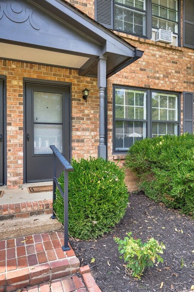 Building Photo - Awesome 2BE/1.5BA duplex in fantastic loca...