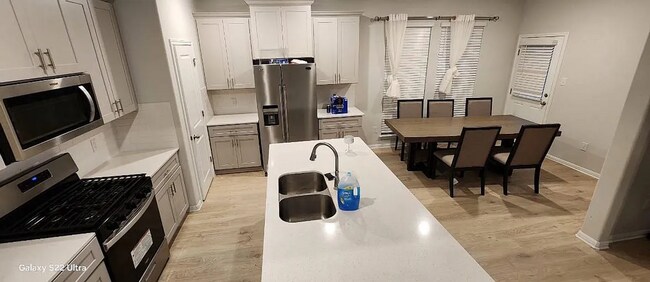 Building Photo - Charming 4BR 3.5BA w/ 2-Car Garage in Kyle